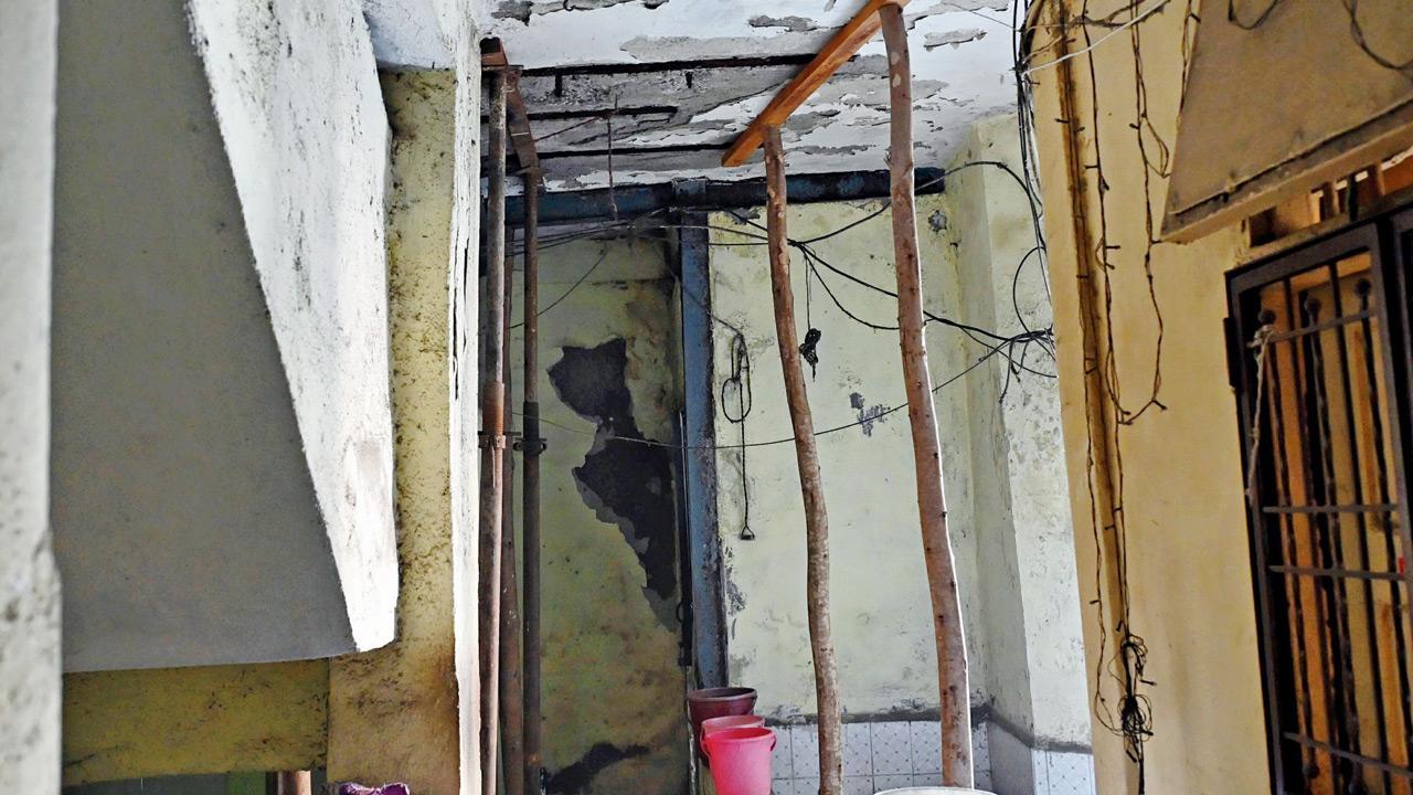 Mumbai: Fear, fraud, sentiment keep families in dangerous buildings