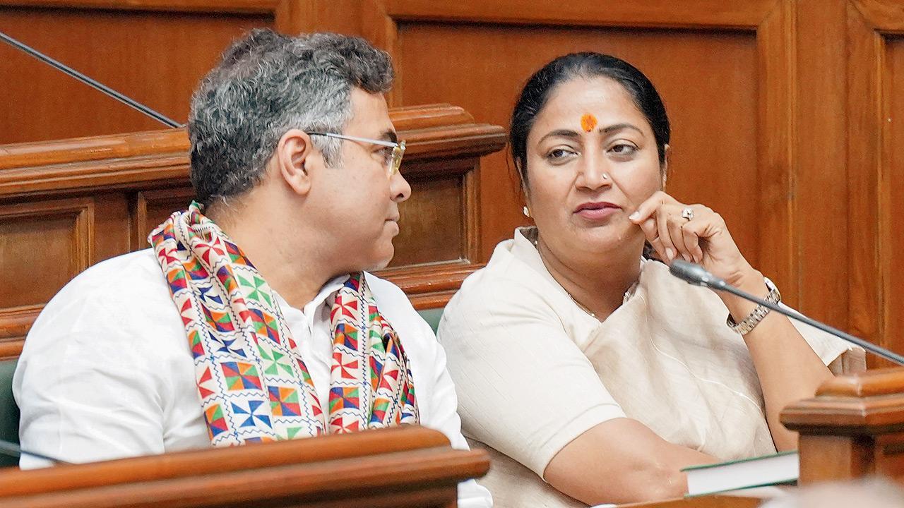 MLAs take oath in first session of Delhi Assembly