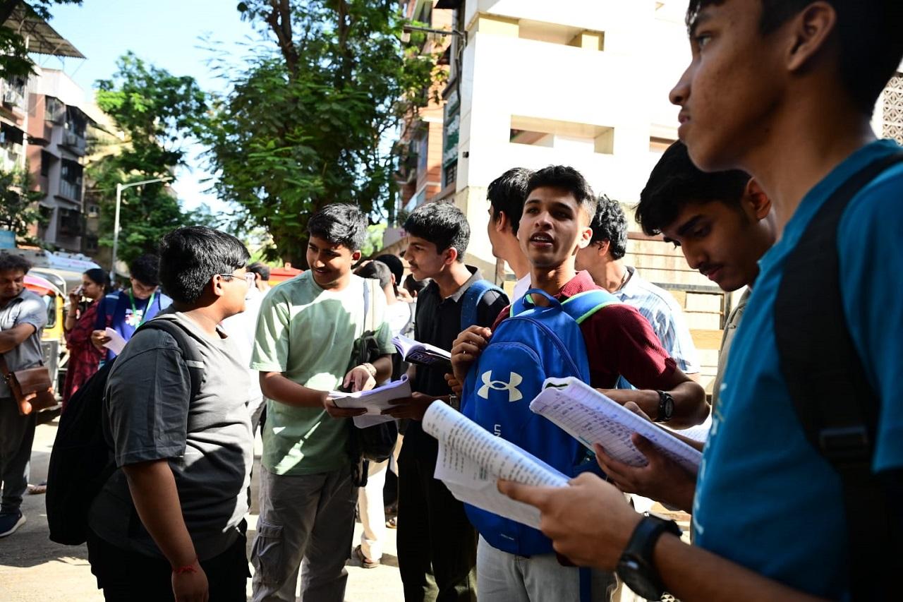 According to MSBSHSE officials, this year’s student registrations include 8,64,120 boys, 7,47,471 girls, and 19 transgender candidates. The number of candidates has increased by 2,165 compared to the previous year