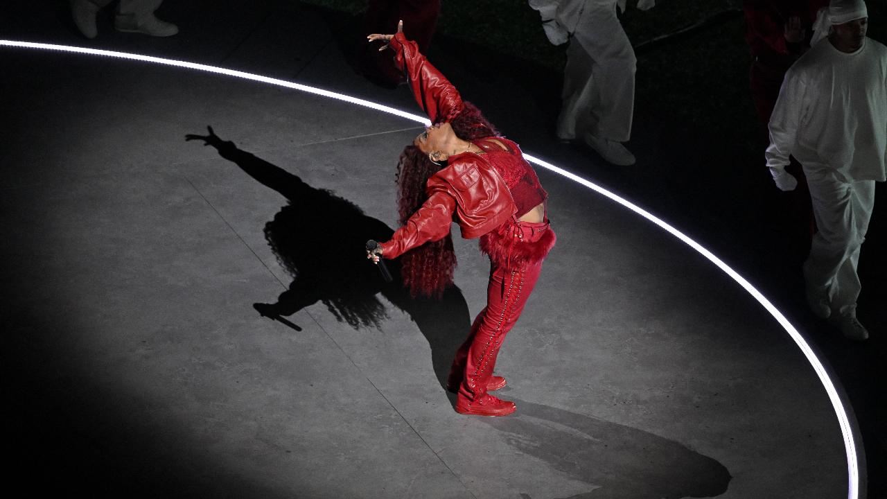 After Lamar, SZA came on stage and set it on fire like never before with her mesmerising performance that left people present and those watching online in awe