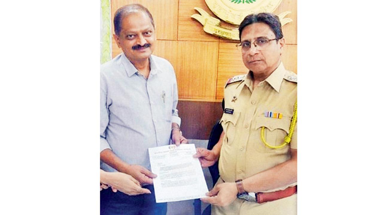 Sameer Pandurang Dixit submitting the complaint to Senior PI Sanjay Marathe of Bandra police