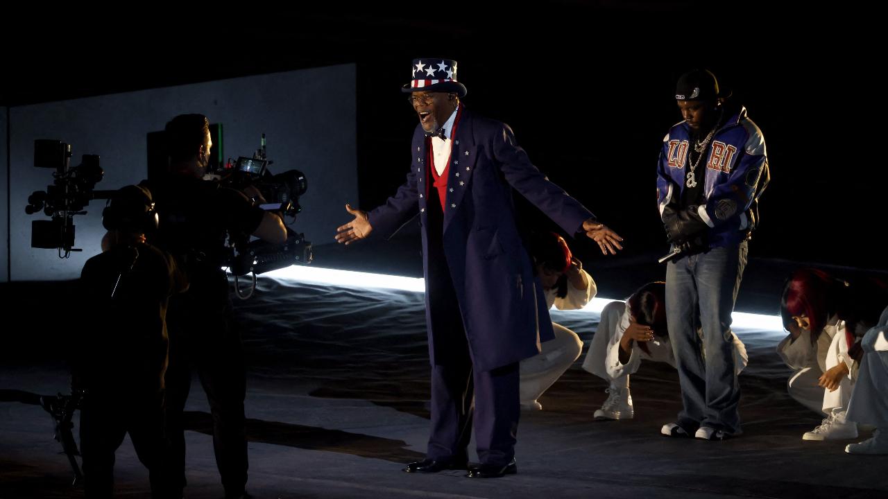 Lamar's performance also saw a guest appearance from Samuel L Jackson, who brought out his dramatics on stage clad in the blue, red and white colours