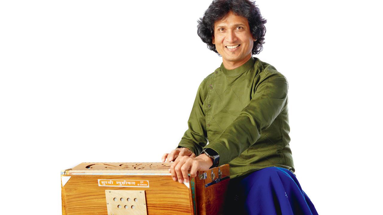 Santosh Ghante, harmonium player