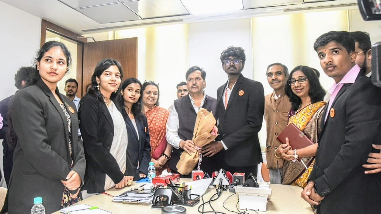 College students form shadow cabinet, don roles of Maharashtra CM, ministers for a day