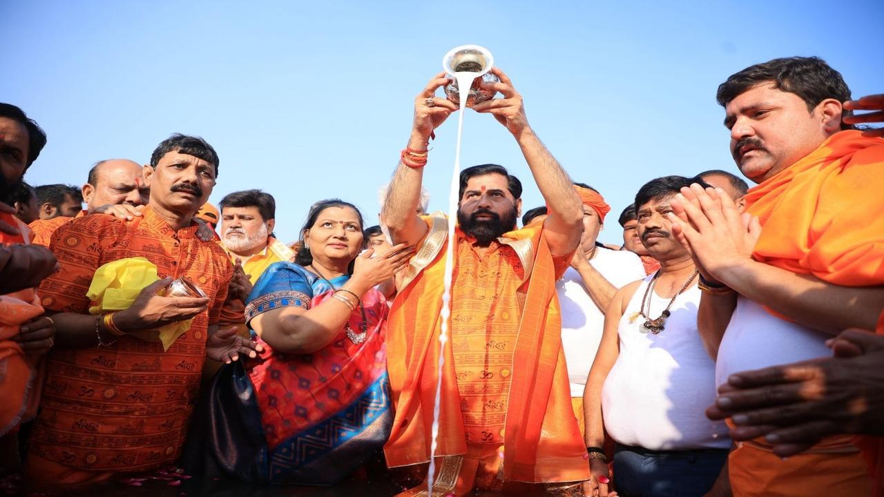 Maharashtra Deputy CM Eknath Shinde performs rituals at the Triveni Sangam.  