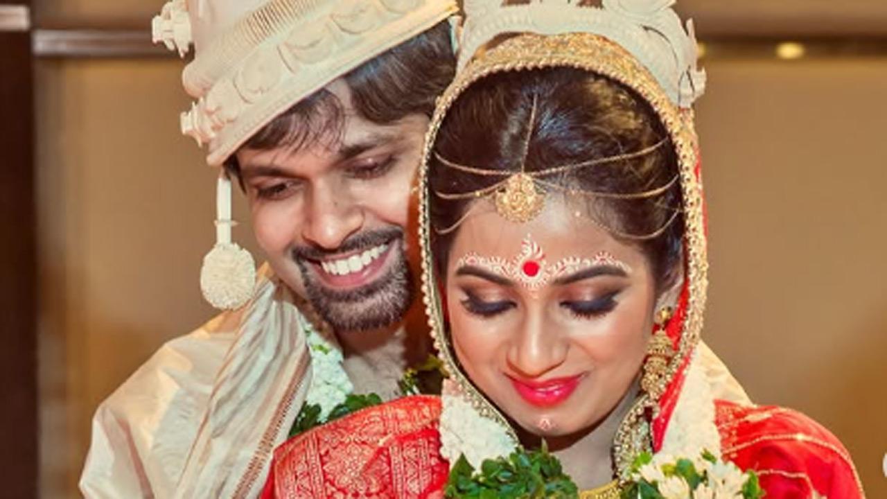 Shreya Ghoshal shares wedding pics with husband Shiladitya on their 10th anniversary