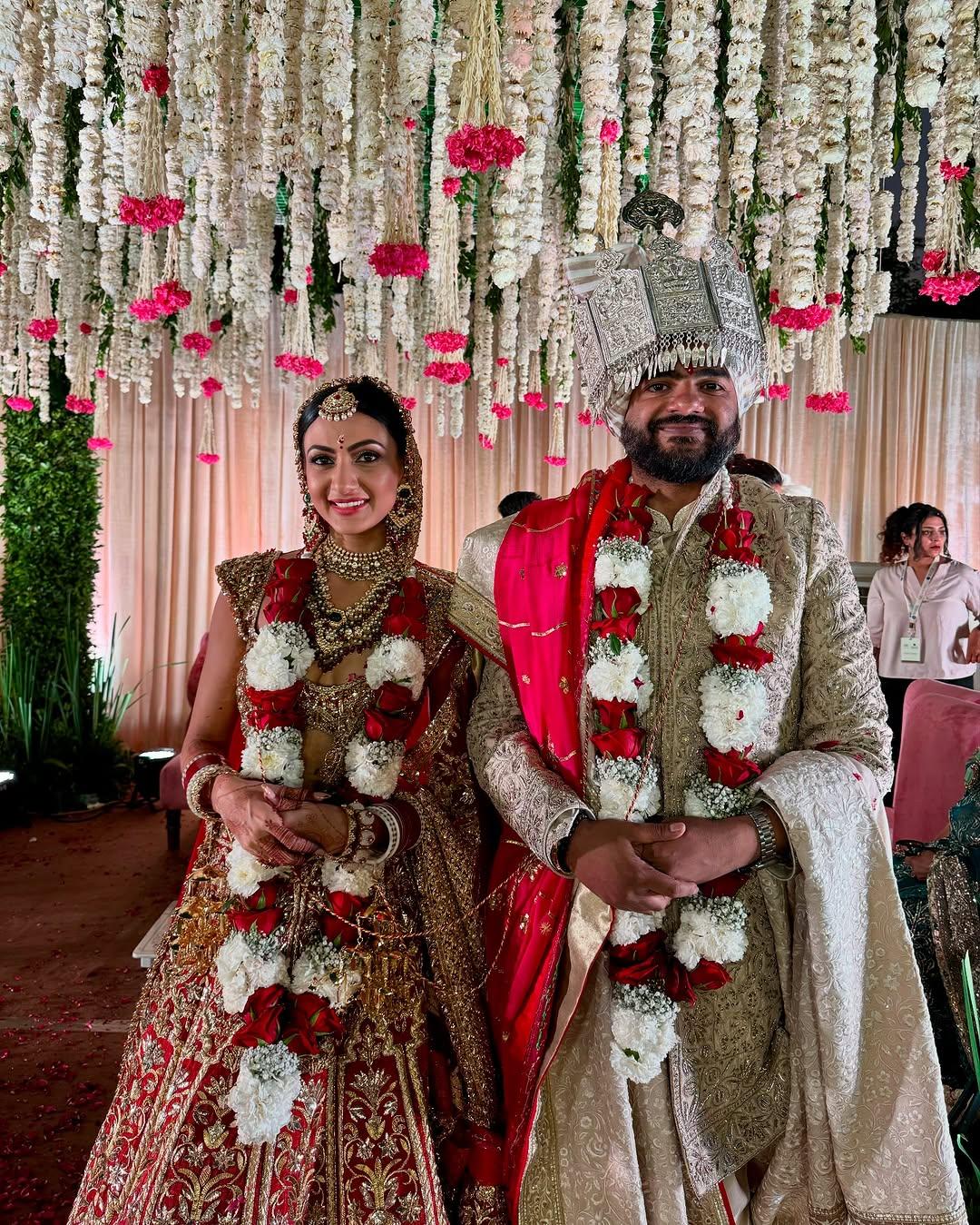 On the wedding day, Neelam wore a pink lehenga with heavy golden embroidery all over it, while Siddharth looked incredibly handsome in a cream sherwani