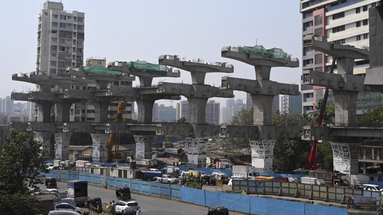 The Mumbai Metro Line-6 work progressing on JVLR, Jogeshwari. The network will link Swami Samarth Nagar in Lokhandwala and Vikhroli. The public commissioning of the line has been pushed to 2026 