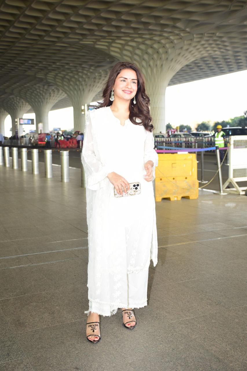Avneet Kaur looked stunning in a white traditional outfit