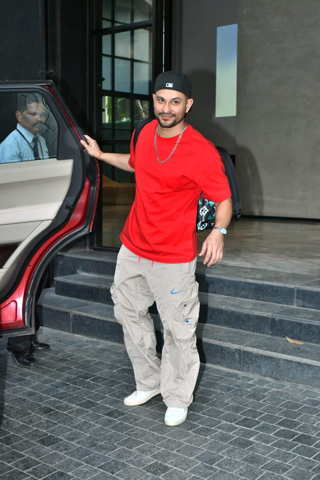 Kunal Kemmu looked dashing in a red T-shirt and beige pants as he was clicked outside Excel Entertainment