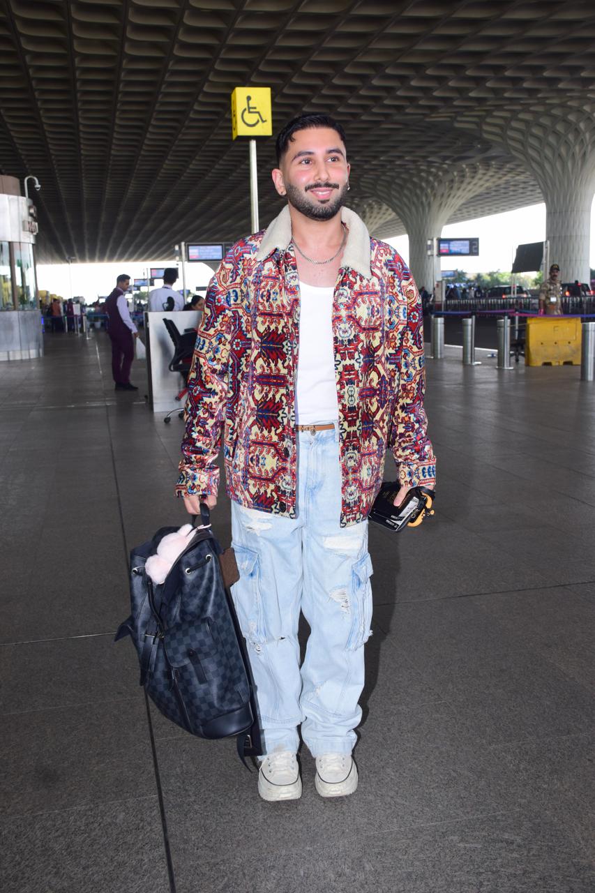 Orry's airport looks have always been perfect, and yet again, he has slayed his appearance at Mumbai airport