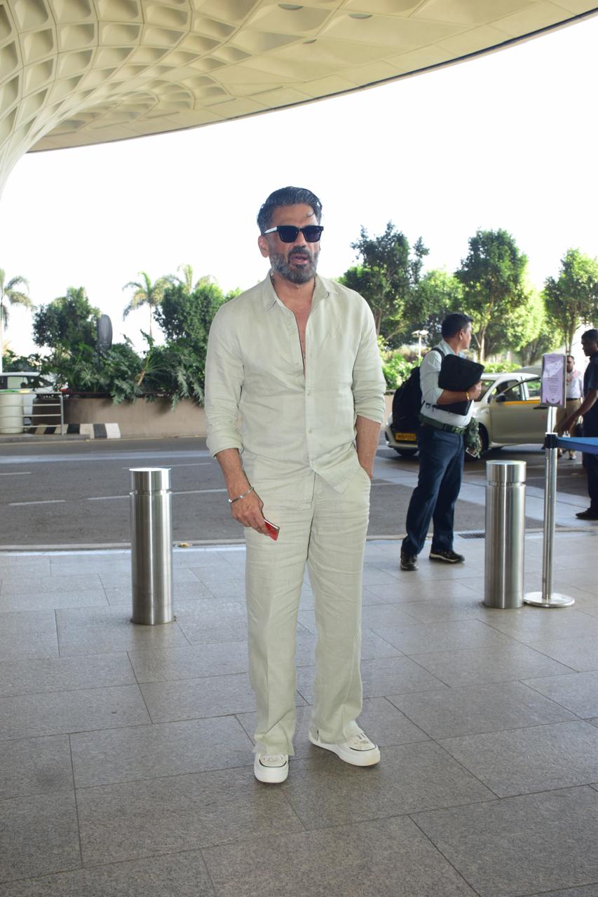 Suniel Shetty's off-white airport outfit made us all go 