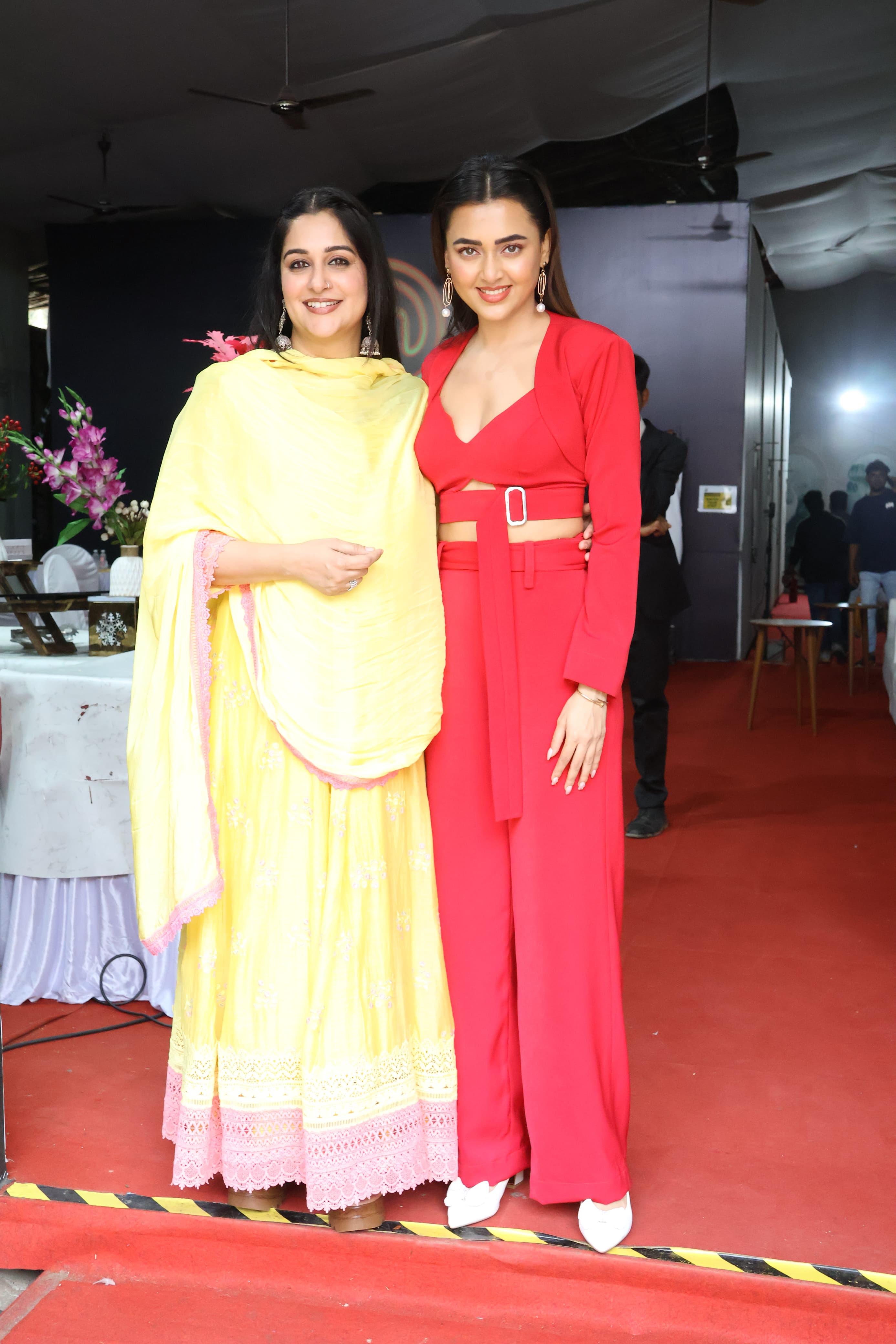 Tejasswi Prakash and Dipika Kakar were snapped together at the shoot location