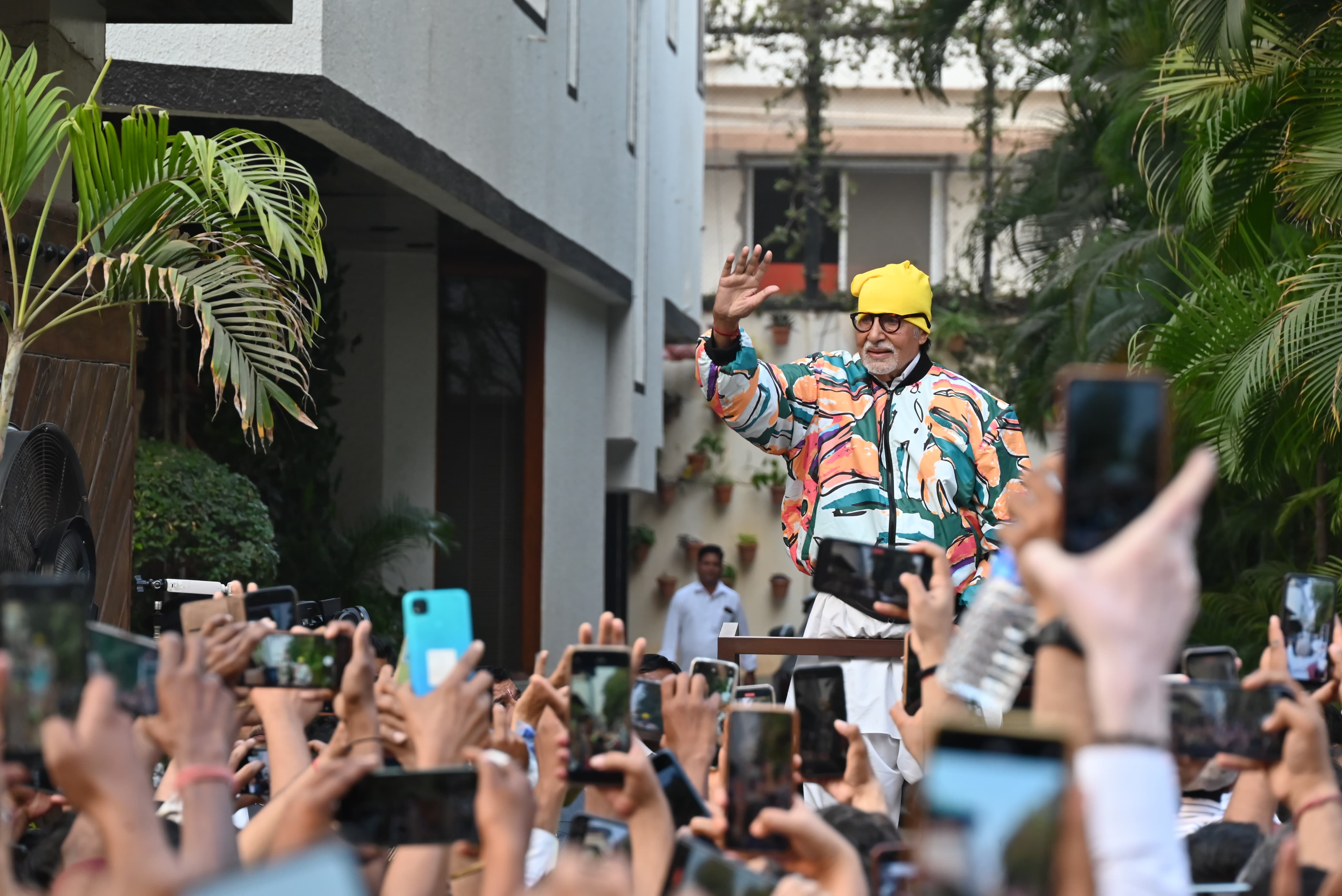 Amitabh Bachchan followed his Sunday ritual and greeted fans outside Jalsa