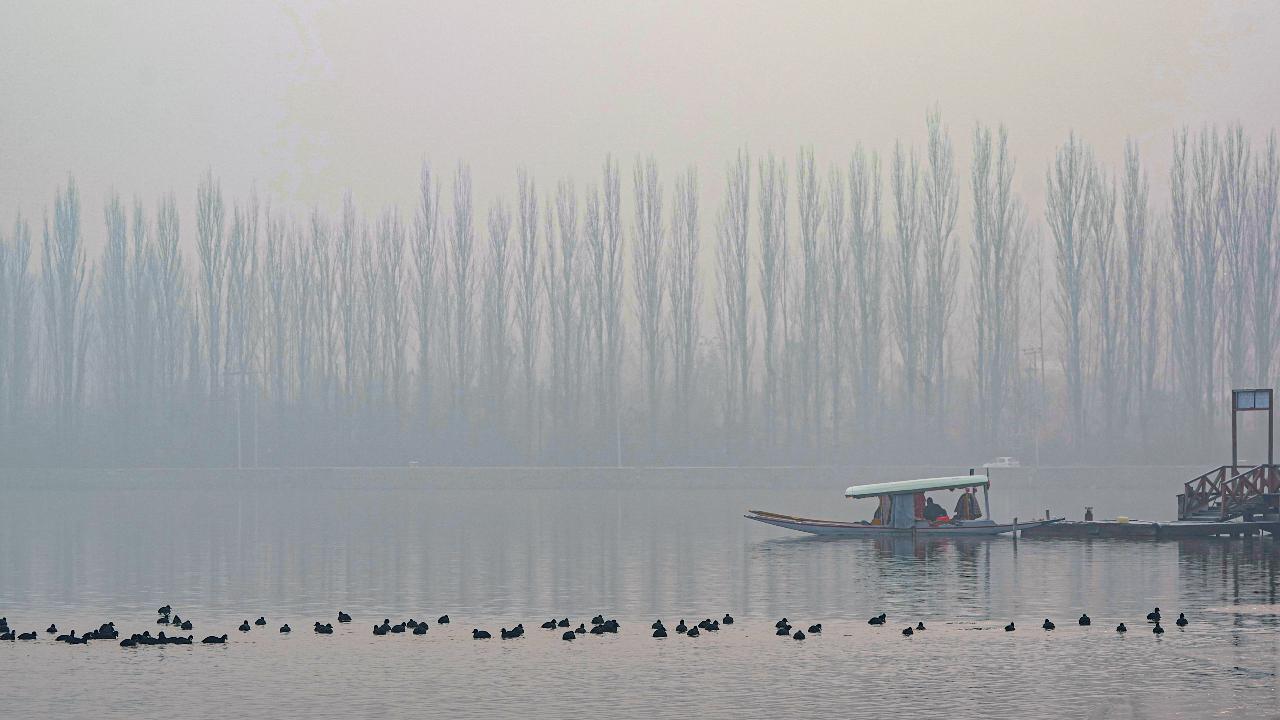 Winter chill grips Jammu and Kashmir; Srinagar sees 4.6 degrees Celsius, tourists flock to Dal Lake
