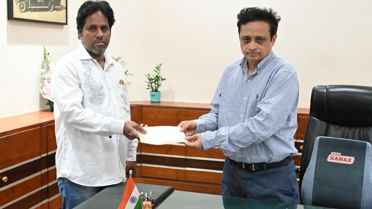 Kurla bus accident: BEST GM hands over financial assistance cheques to relatives of victims