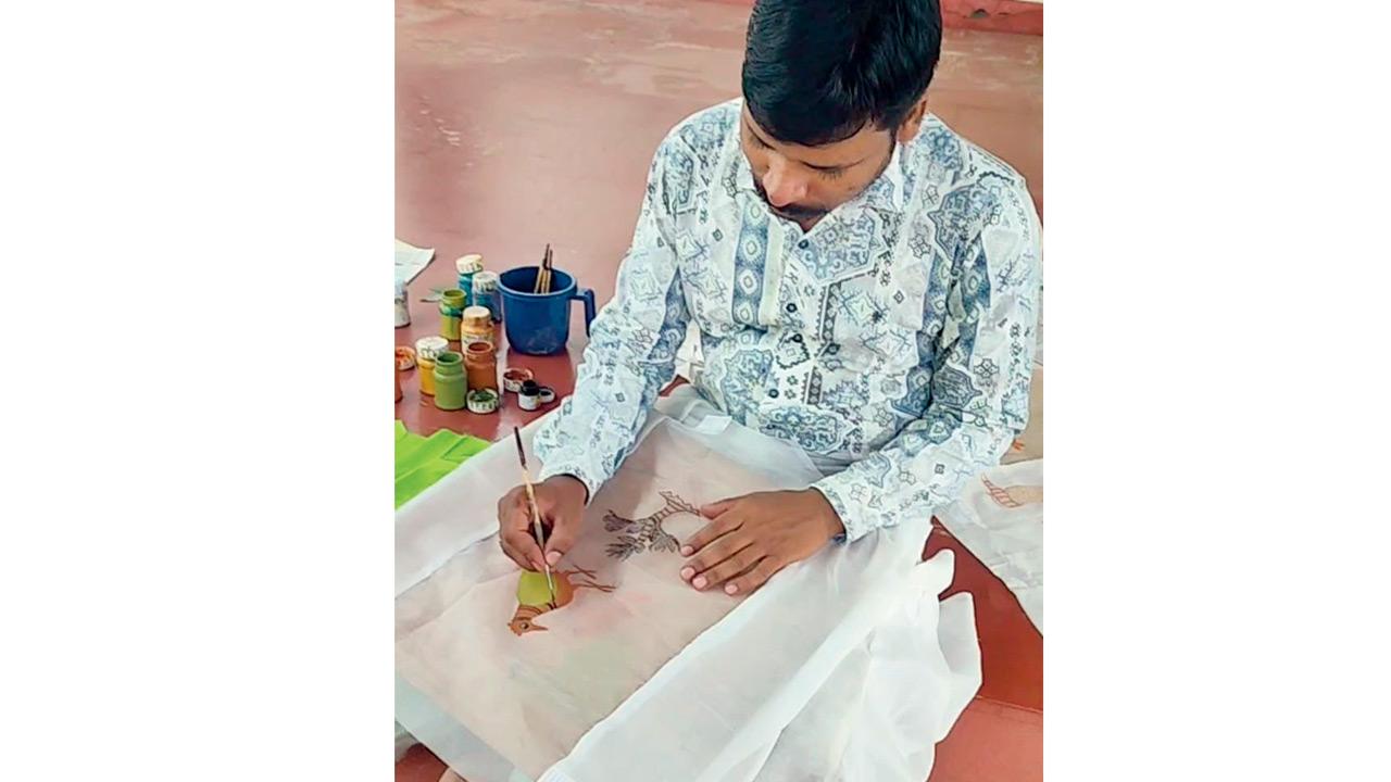 Sukhiram Maravi works on a  Gond painting