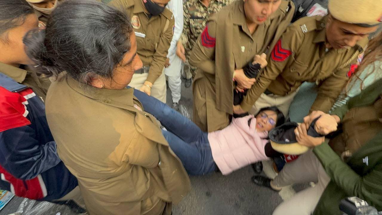Delhi Police detain Swati Maliwal for protesting outside Kejriwal's residence