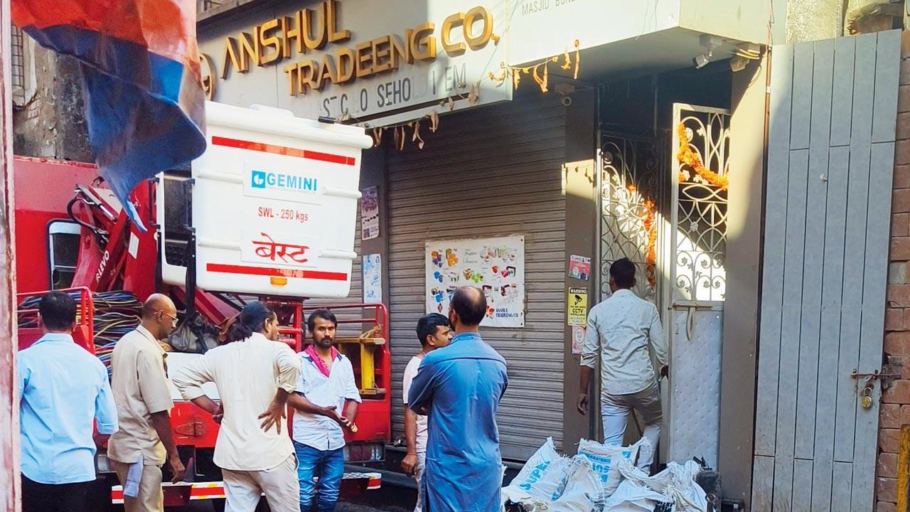 Mumbai: Two killed in fire at Masjid Bunder building