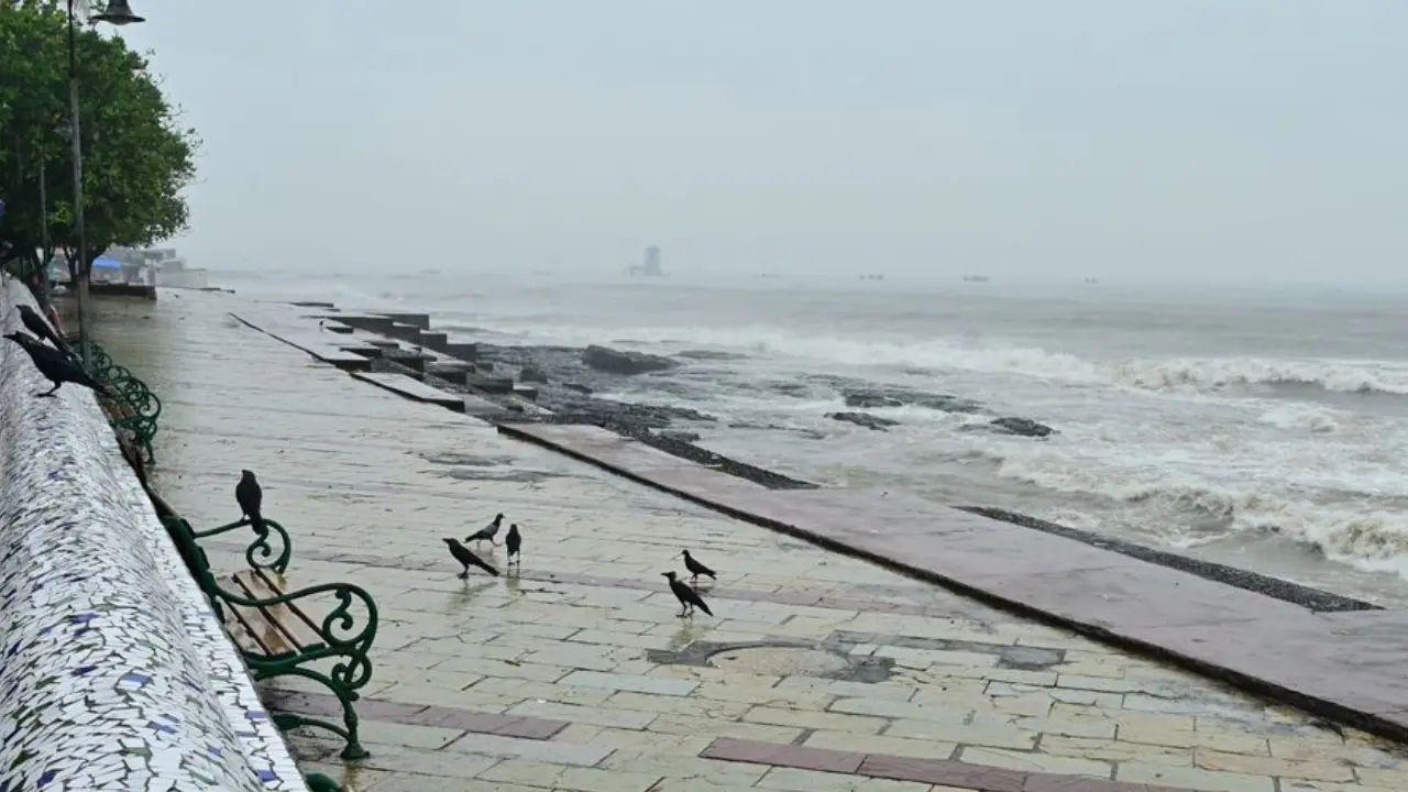 Bandra Bandstand 
A timeless lovers' retreat, Bandstand’s 1.2 km-long promenade offers couples a scenic stroll by the sea. Holding hands, watching waves crash, and soaking in the sunset, this spot is pure romance! (File pic/Shadab Khan)