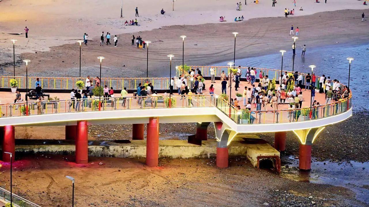 Girgaon Chowpatty
The perfect setting for a romantic evening! Enjoy a sunset date, grab some street food, and take in the breathtaking view of the Arabian Sea. (File pic/Bipin Kokate)