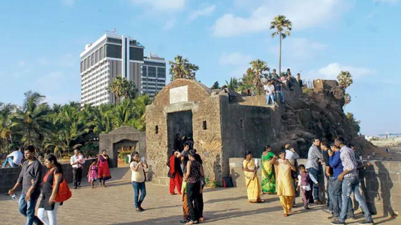 Bandra Fort 
With a stunning view of the Bandra-Worli Sea Link, Bandra Fort is where history meets romance. The sound of crashing waves and the sight of golden sunsets make this an idyllic date spot. (File pic/Sayyed Sameer Abedi)