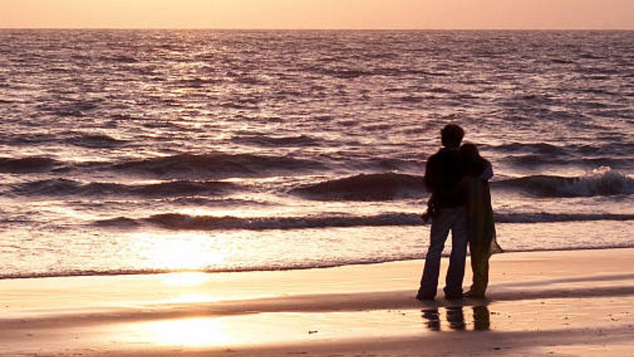 Juhu Beach 
Crowded yet charming, Juhu Beach is perfect for couples looking to relive childhood memories, be it relishing a gola, flying kites, or just enjoying the salty breeze together. (Pic/iStock)