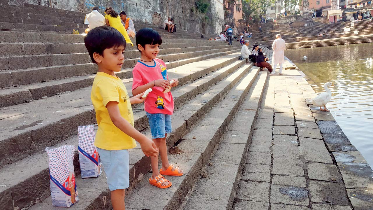 Parth Shah (in red) feeding the ducks at Banganga. Pics Courtesy/Toral Shah