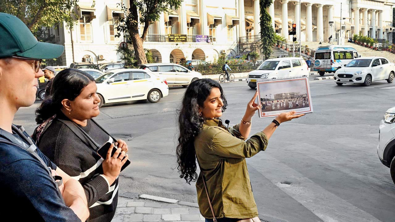 A walk leader from Khaki Tours tells participants about the history of the Asiatic Society of Mumbai in Fort. Pic/Sayyed Sameer Abedi