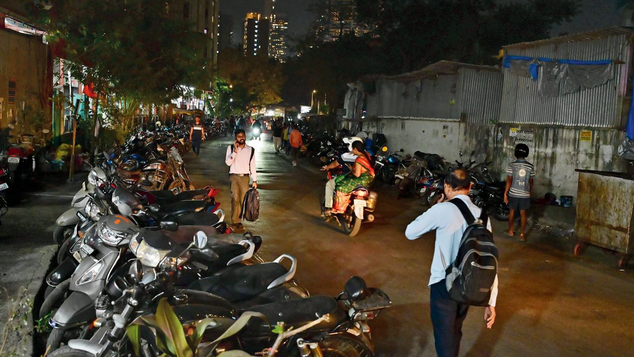 The unlit stretch of Pandurang Budhkar Marg in Worli on February 18. Locals said they had been waiting for the road to be illuminated for 10 years. Pics/Shadab Khan