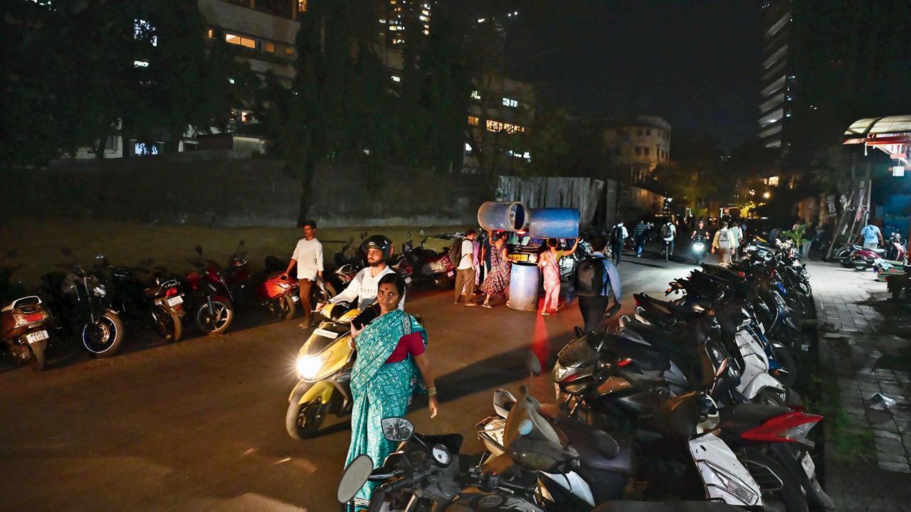 Mumbai: 10 years on, 700m Worli street awaits lights