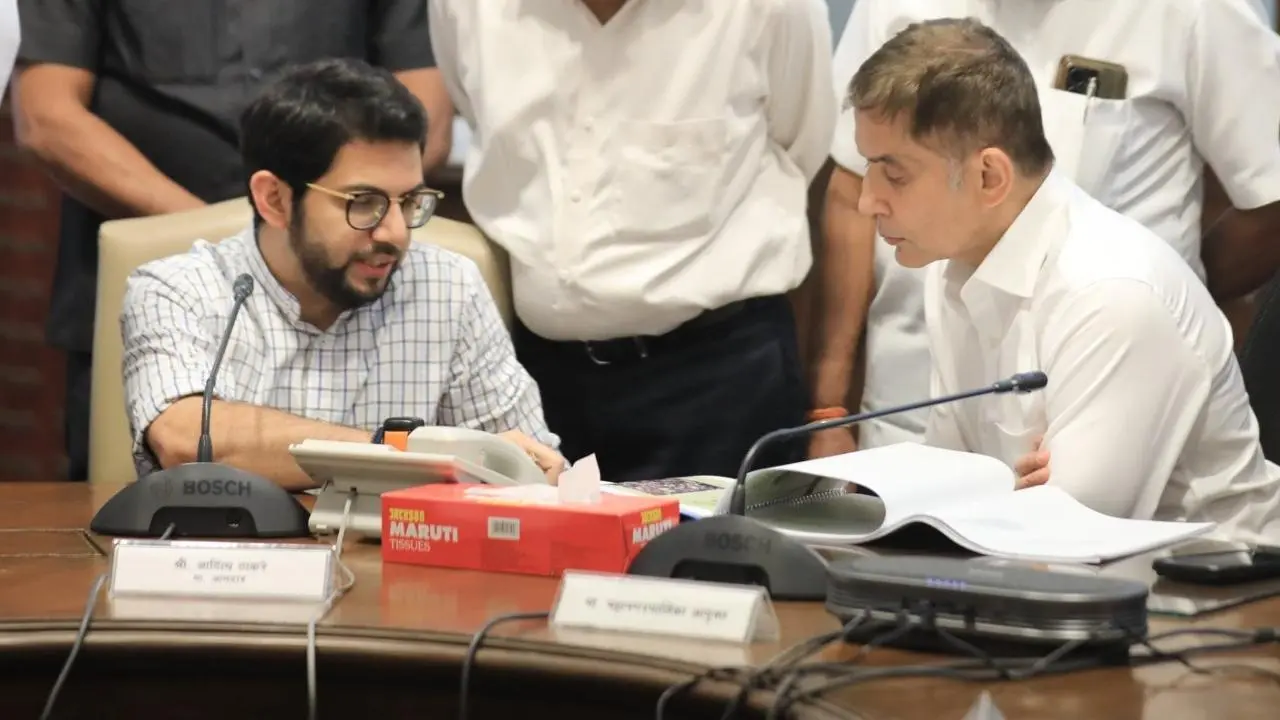 This was Aaditya Thackeray's second such meeting with the BMC chief in recent times. Pics/X