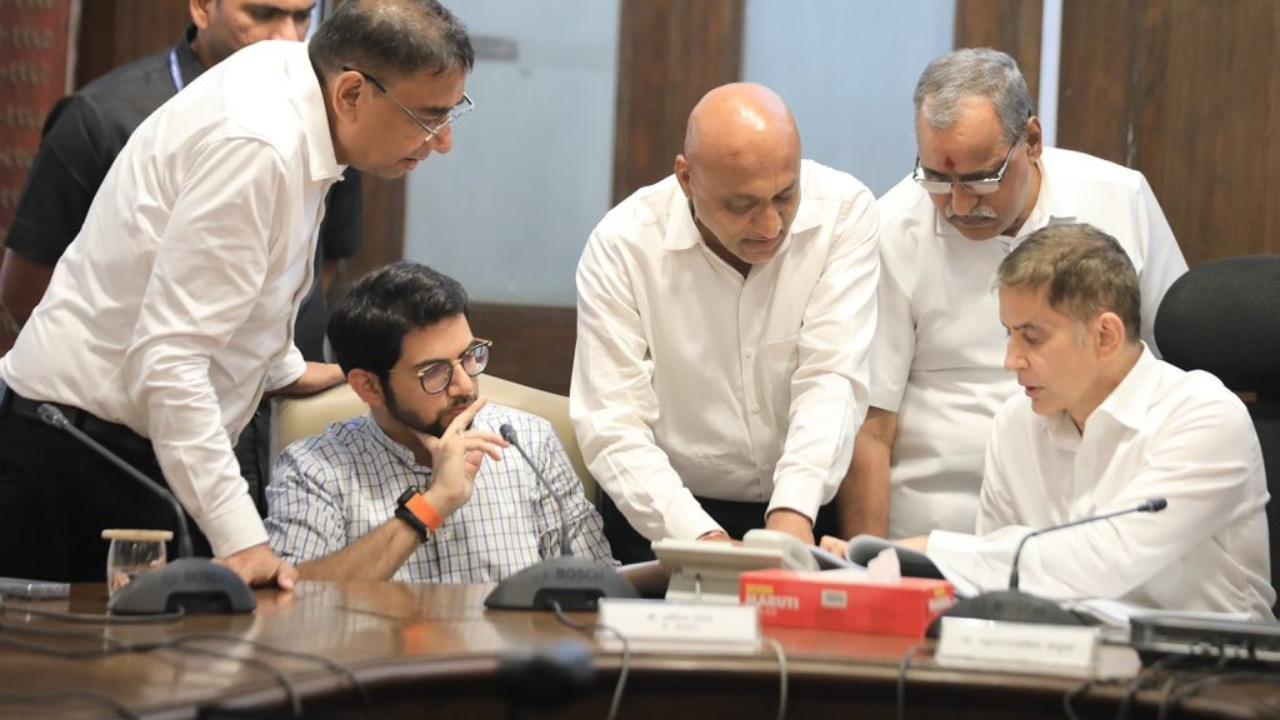 Mumbai: Aaditya Thackeray meets BMC chief, opposes multi-level parking near Mumbadevi Temple