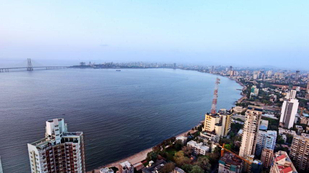 Arabian Sea
The stretch from Prabhadevi to Bandra Reclamation offers breathtaking views of the Arabian Sea, a perfect sight for photographers and nature lovers alike. (Location: 25 South, Prabhadevi)