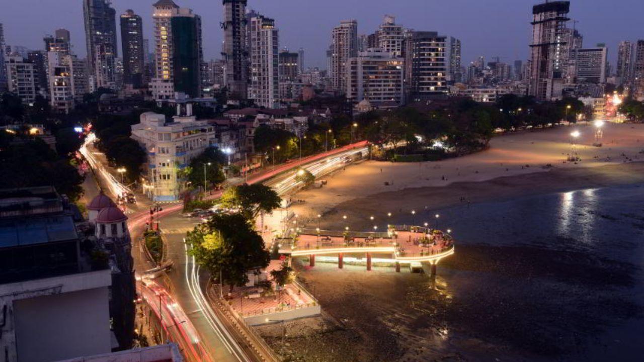 Teen Bhatti Junction 
Known for its bustling atmosphere, this junction near Girgaum Chowpatty offers a vantage point of one of Mumbai’s busiest and most historic areas. (Location: Queens Boulevard Towers)
