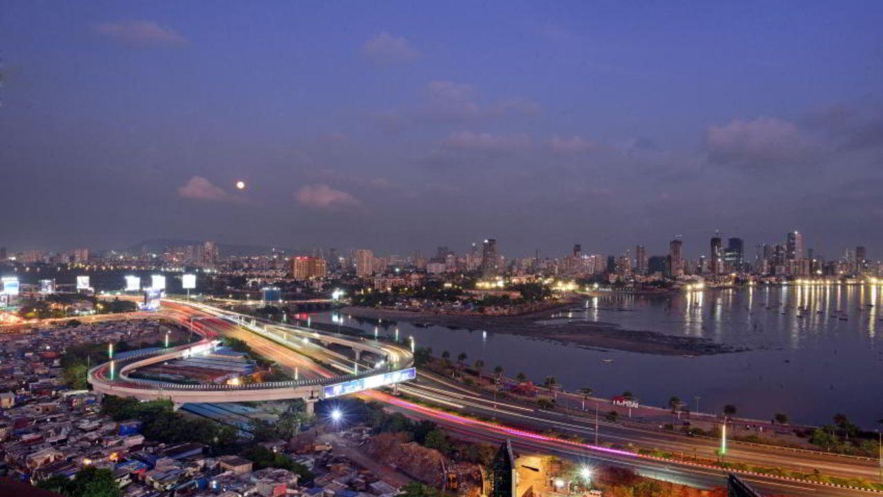 Bandra Reclamation Flyover 
An important link connecting Bandra East and West, this busy flyover offers views of heavy traffic and connects to the Bandra-Worli Sea Link, making it a key point of Mumbai's road network. (Location: Rang Sharda)