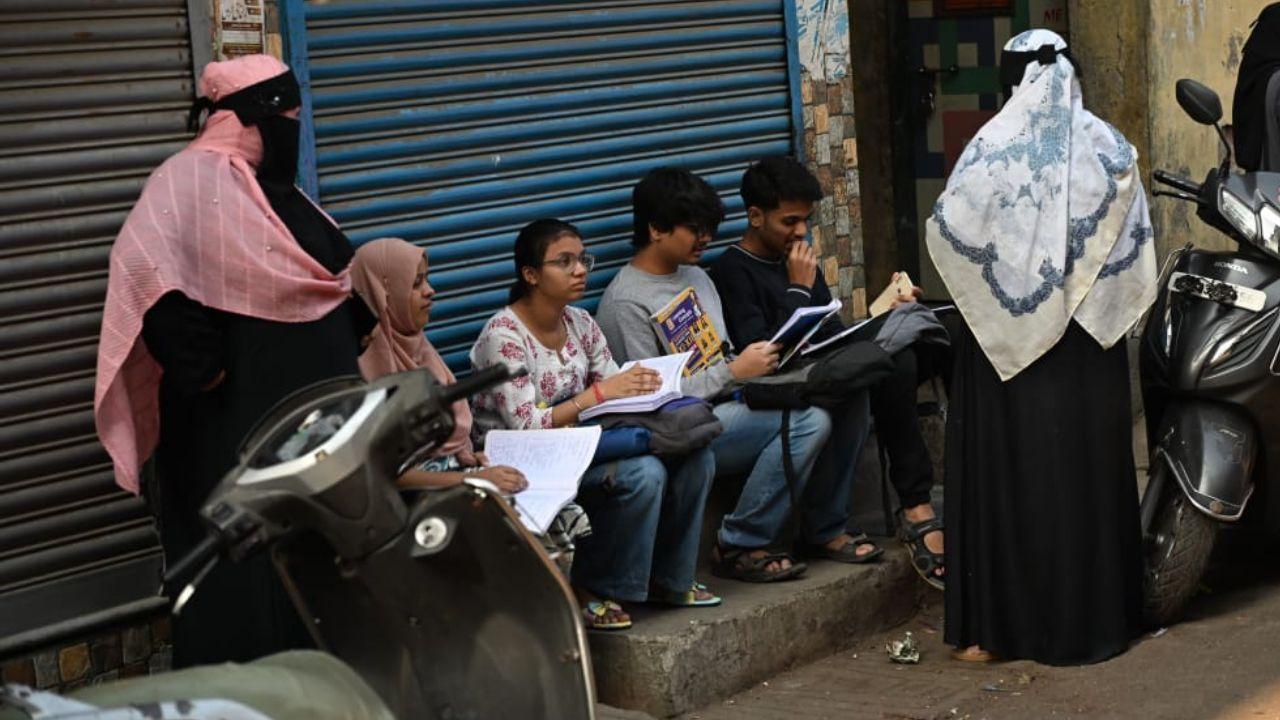 Visuals show parents dropping off their students at their respective centres as the students do their last revision before entering the exam hall.
(In Pic: Students revising for the exams outside Aisha English School and Junior College, Shivaji Nagar Govandi. Pic/Sameer Abedi)