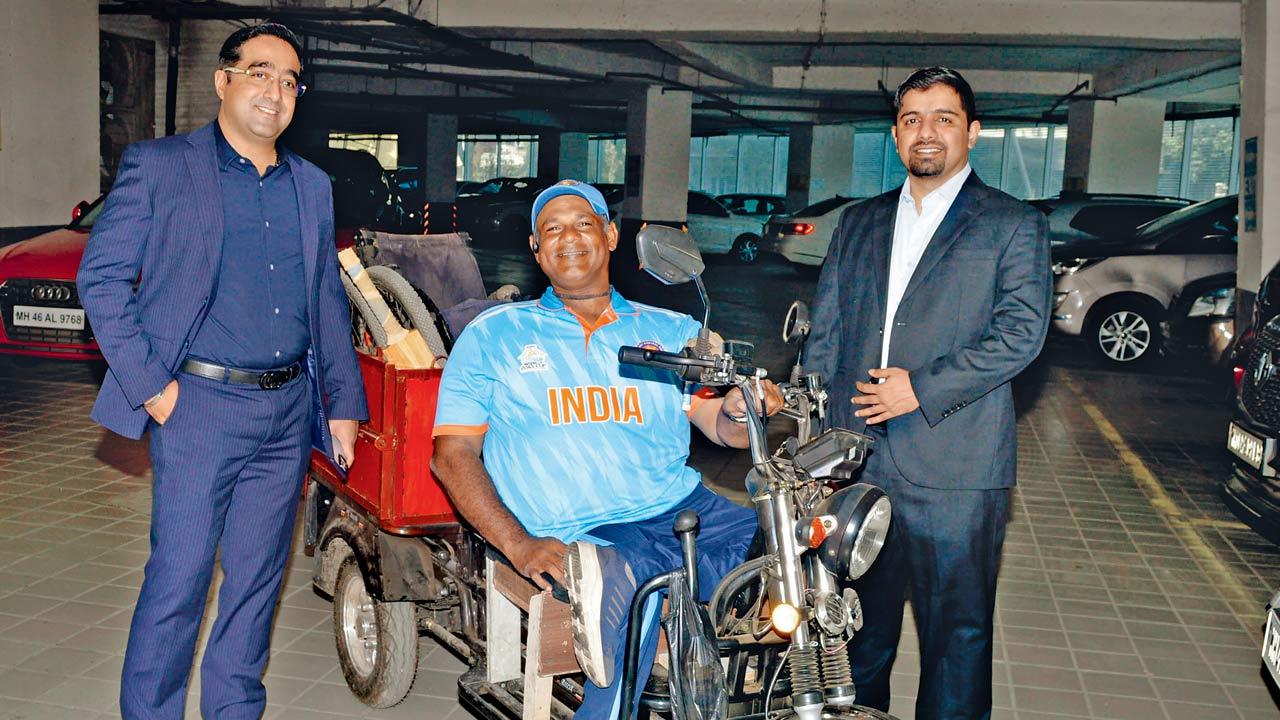 Shahid Saeed Ansari (centre) with Pranav Ashar (left)  and Ravi Ramalingam of Pranav Constructions Ltd 