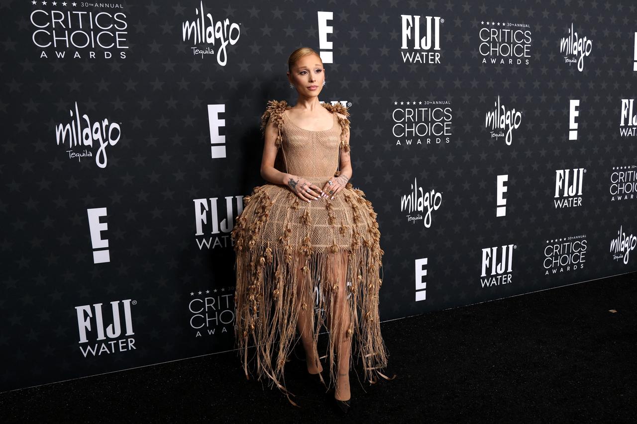 Ariana Grande looks like a piece of art in this stunning outfit