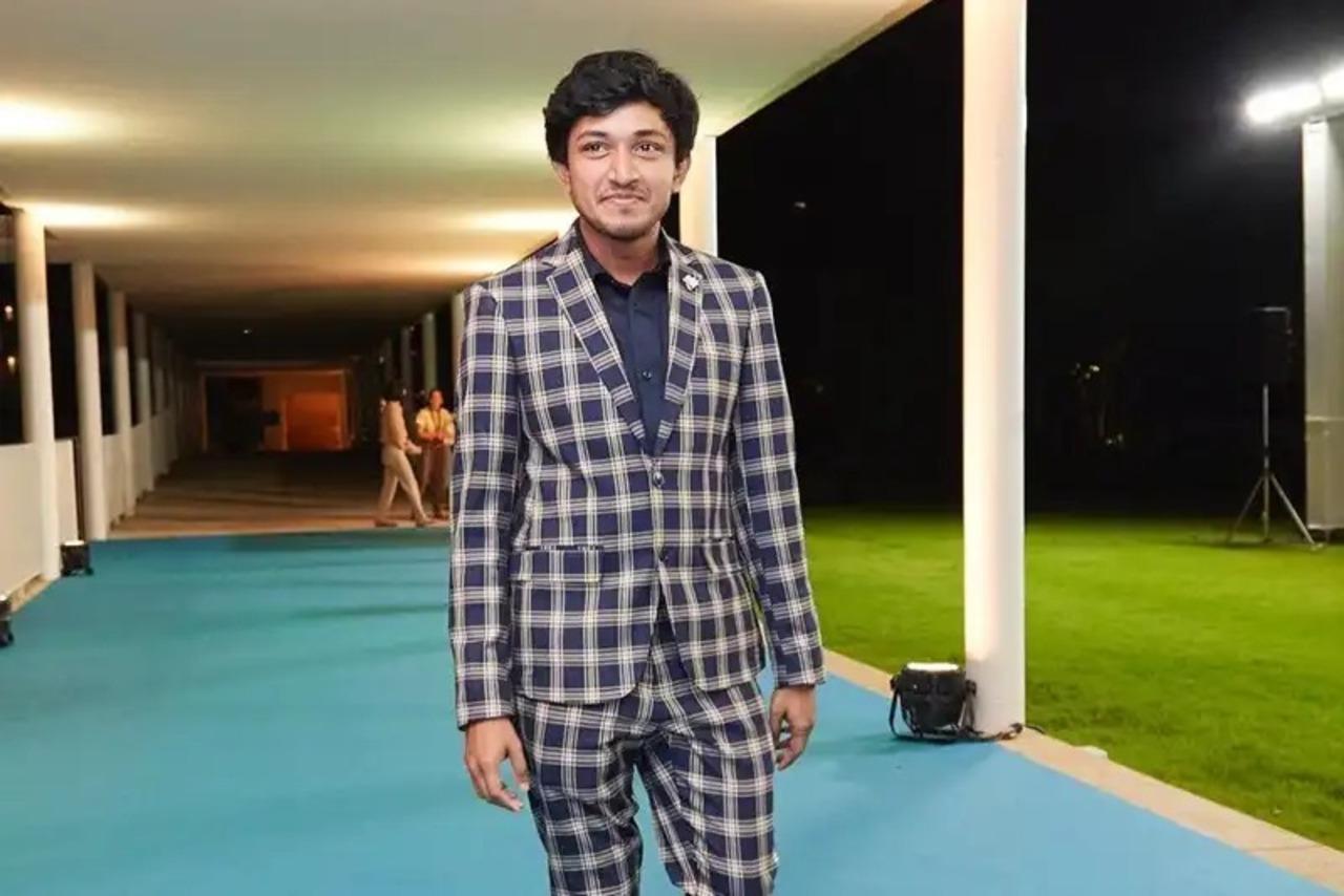 Nirmal Pillai is a stand-up comedian who has acted in the Tamil anthology Putham Pudhu Kaalai and more recently in Bata Boy Crocs Girl which he also directed