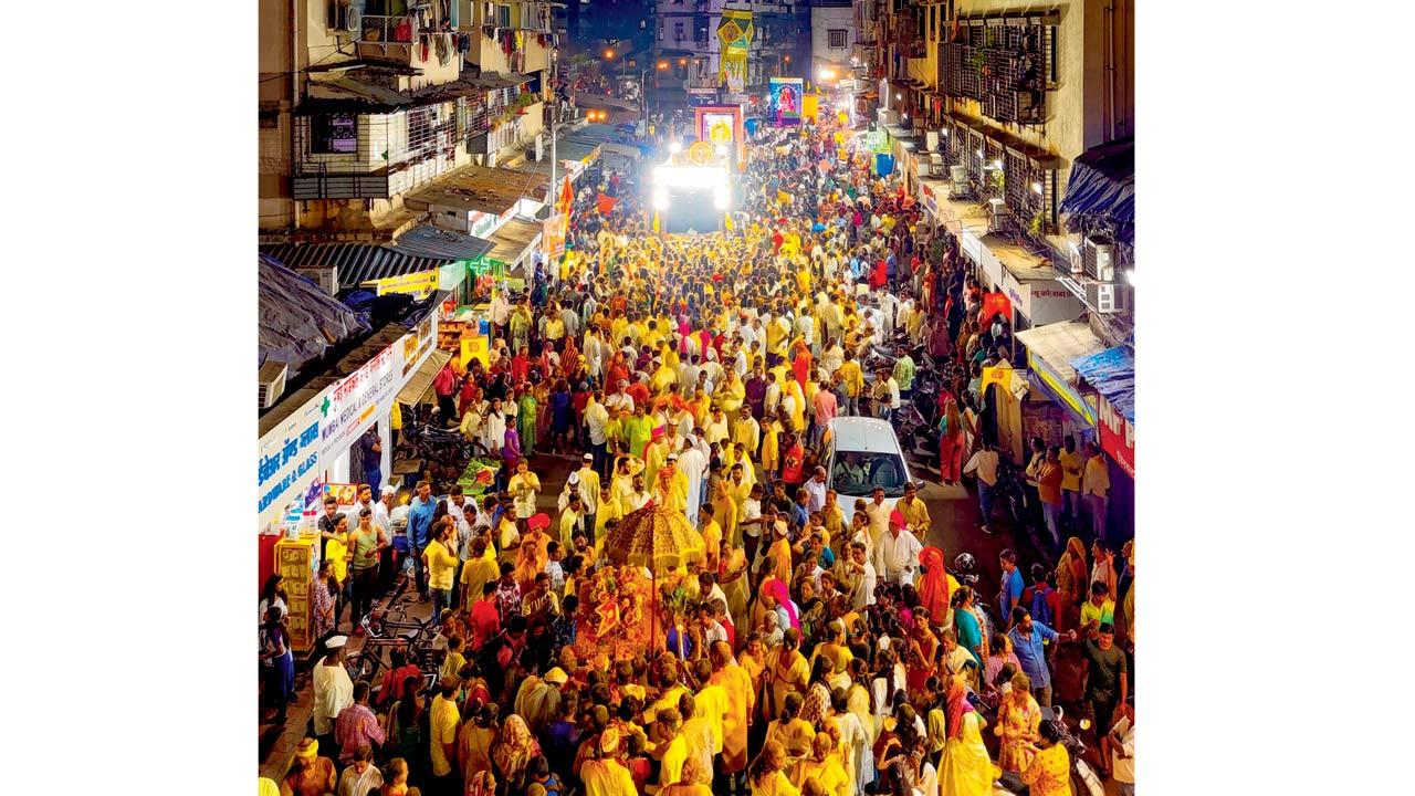 The palanquin in procession at Colaba