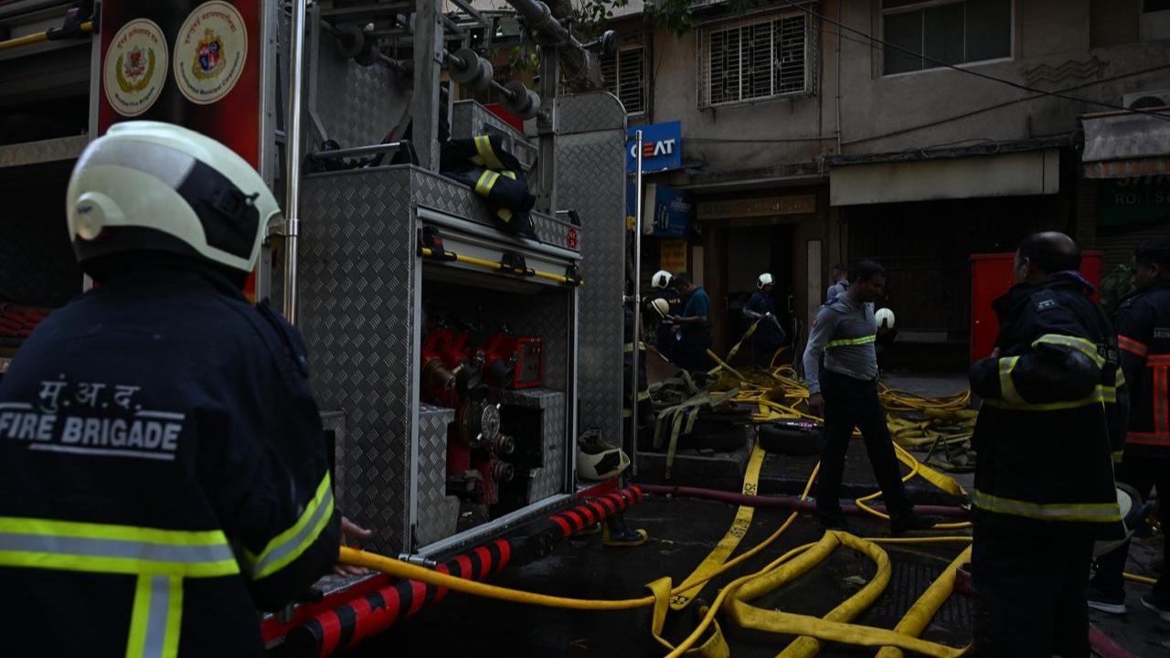 The fire broke out at Marine Chamber building in south Mumbai on Saturday afternoon. Pics/Atul Kamble