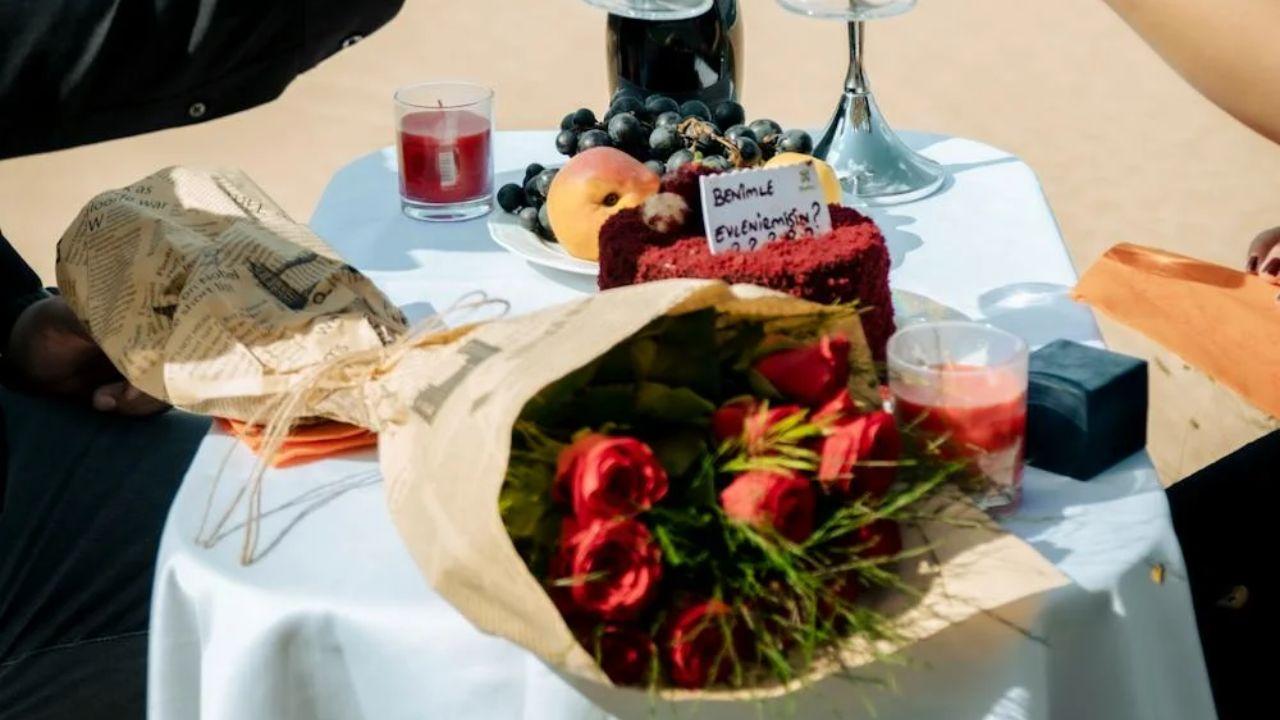 Small picnic proposal
Prepare a small picnic set-up by the beach or garden with florals, a vintage basket, handwritten letters and snacks and wait for the perfect moment to pop the question