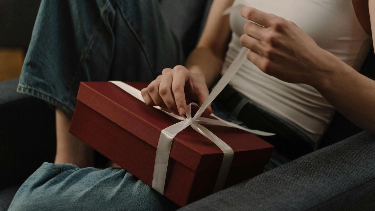 Unboxing video
Fill a box with heart-shaped balloons and tag a note that floats up saying, “Be Mine?” when they open it. Perfect for a insta reel-worthy unboxing moment