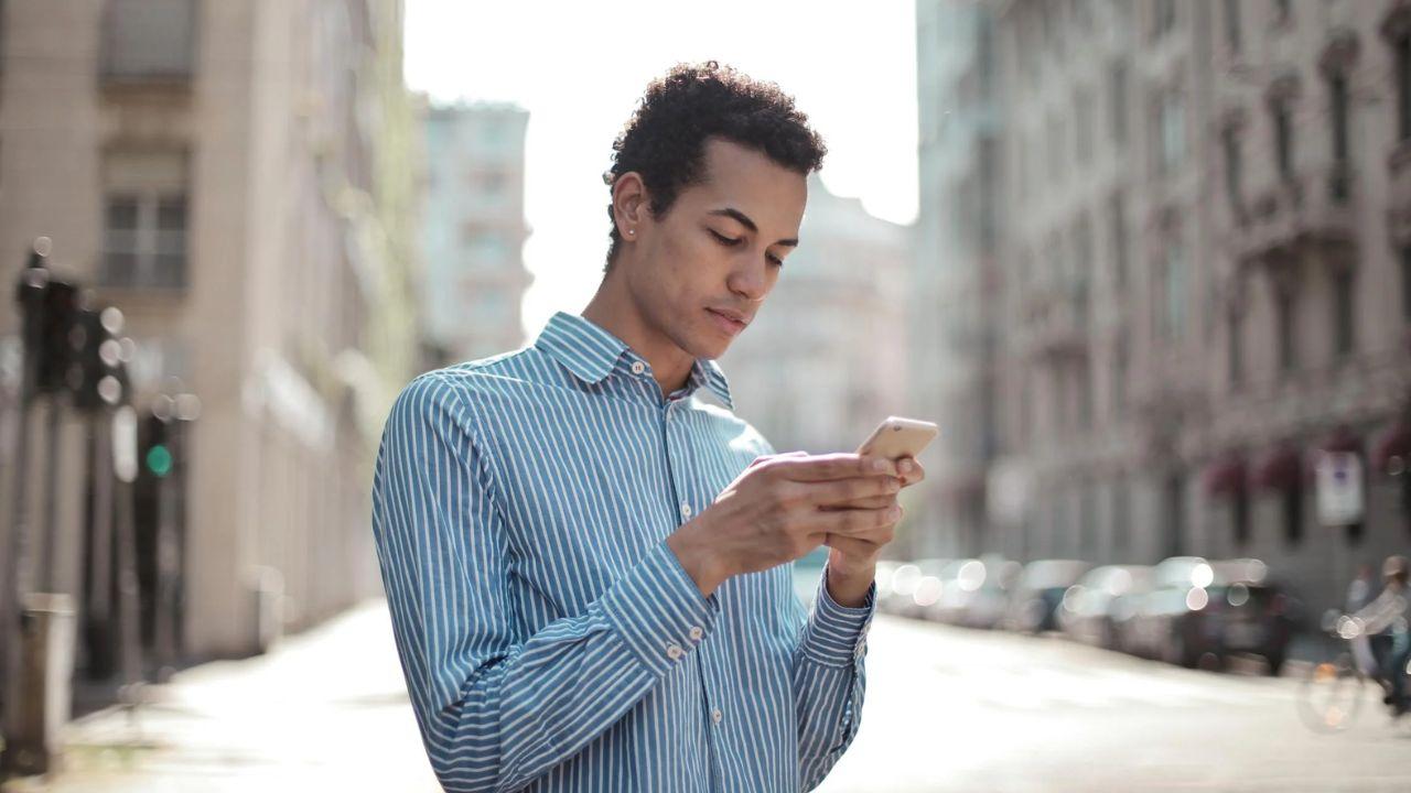 A long text
In a world of texts and DMs, you can curate a heartfelt text message professing your love for the other that will leave a lasting impression