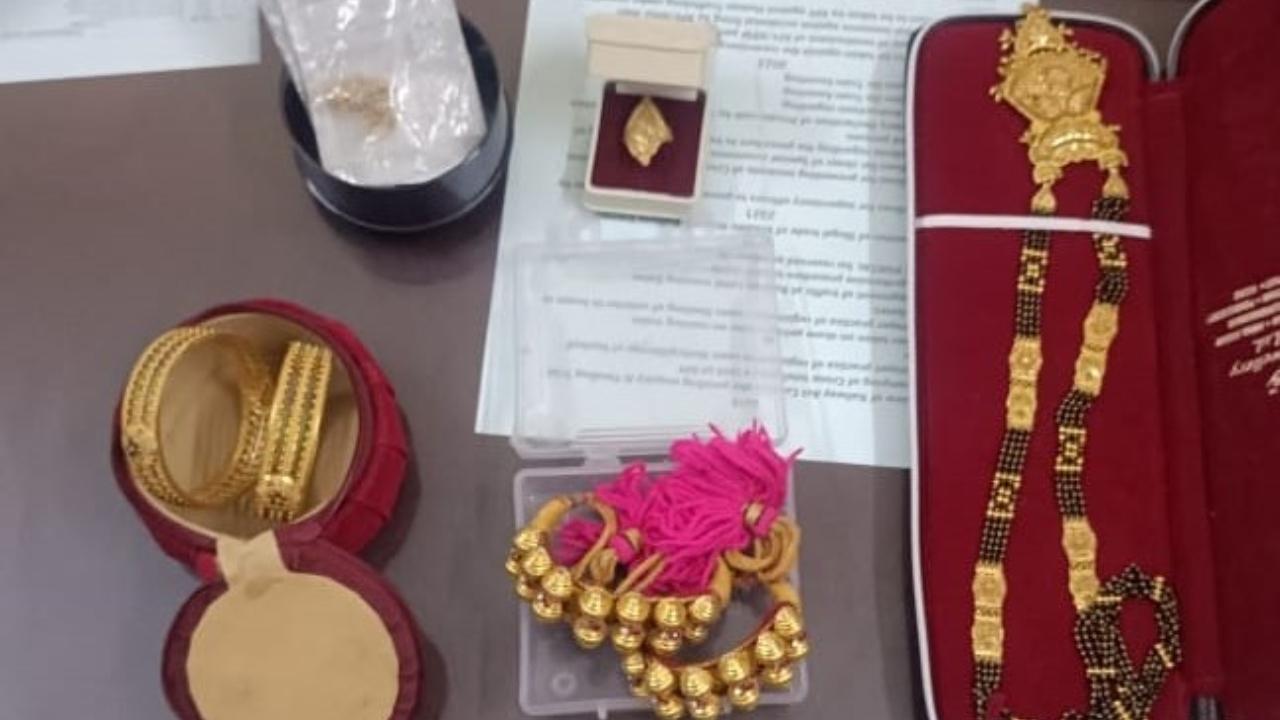 WR’s RPF recovers lost bag with valuables worth Rs 15.83 lakh, returns it to pax