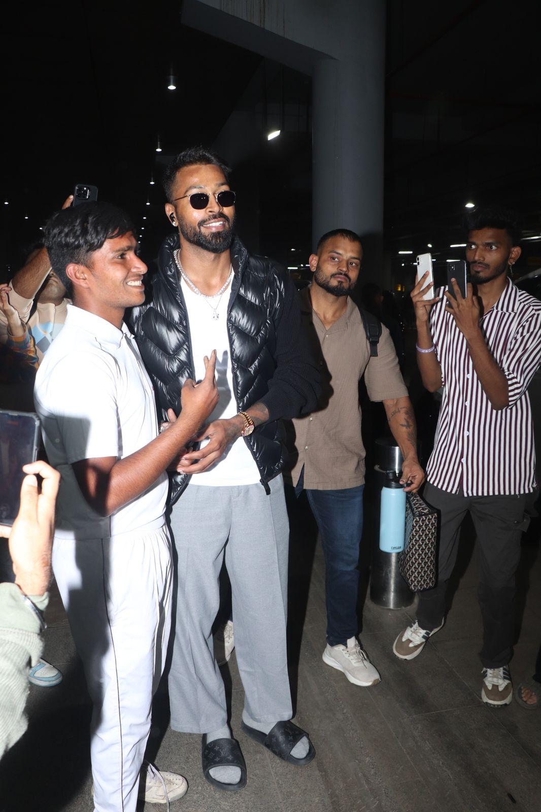 Cricketer Hardik Pandya obliged fans at the airport and posed for photos with them, flashing a smile