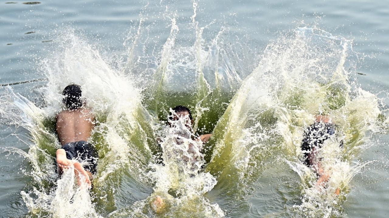 As per the local forecast for Mumbai city and its suburbs for the next 24 hours, the Regional Meteorological Center has predicted mainly clear sky and heatwave conditions were very likely to prevail in city and suburbs. The maximum and minimum temperatures in Mumbai would be around 39 degree Celsius and 22 degree Celsius