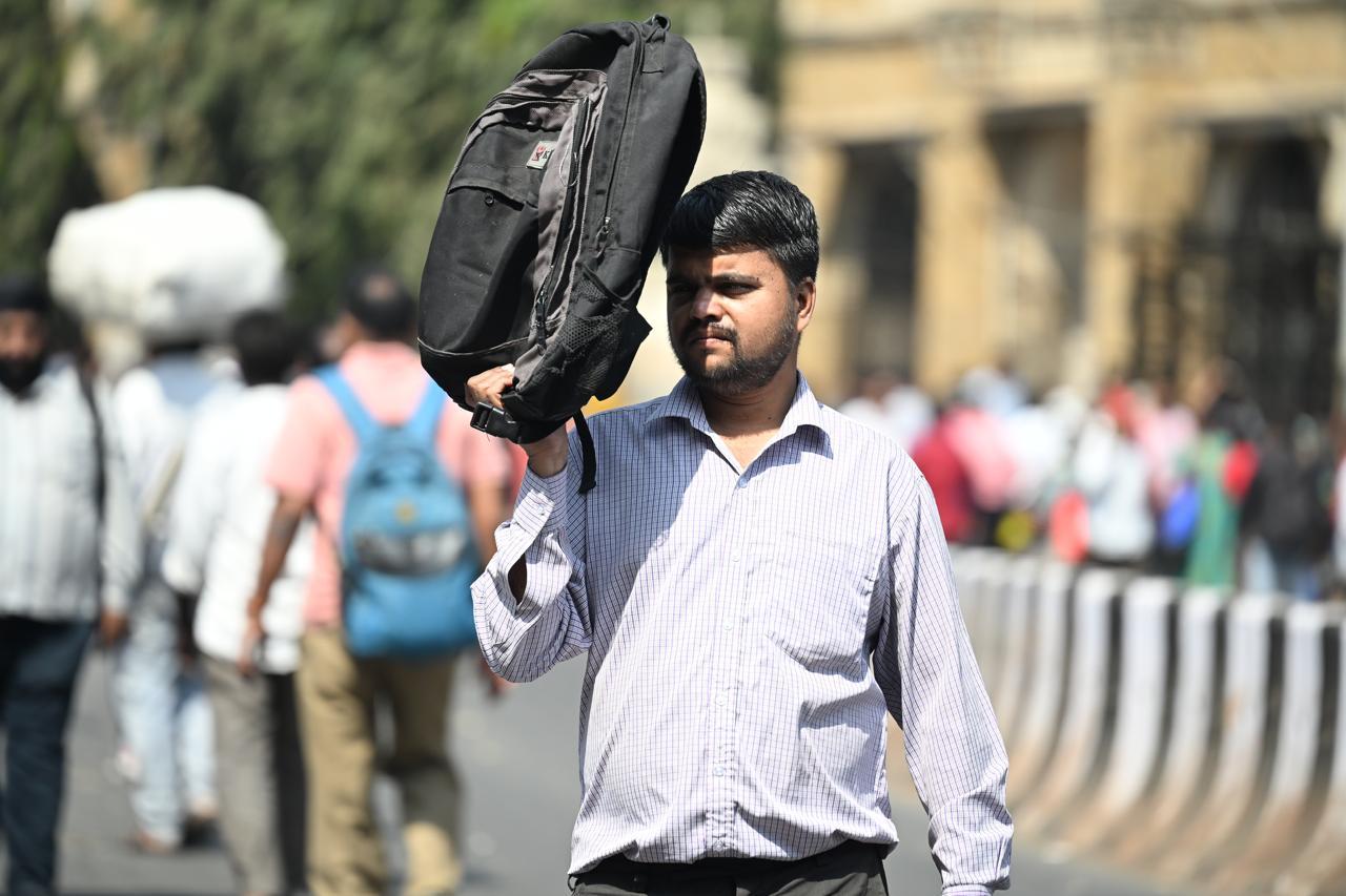 From 27 February onwards, Mumbai, Thane, and Raigad will experience hot and humid conditions, with no immediate relief expected. Palghar is set to witness a brief spike in temperatures on 26 February before stabilising in the following days.
