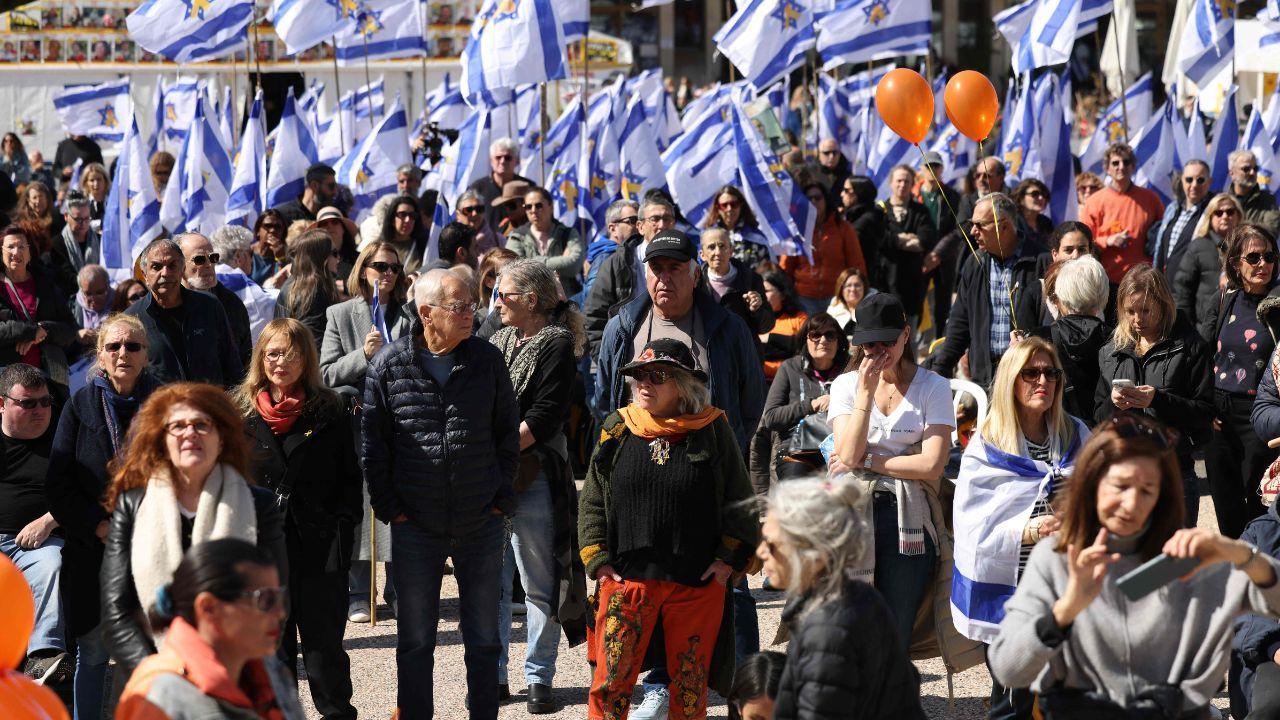 Israelis line highways as bodies of mother and her children are sent for burial